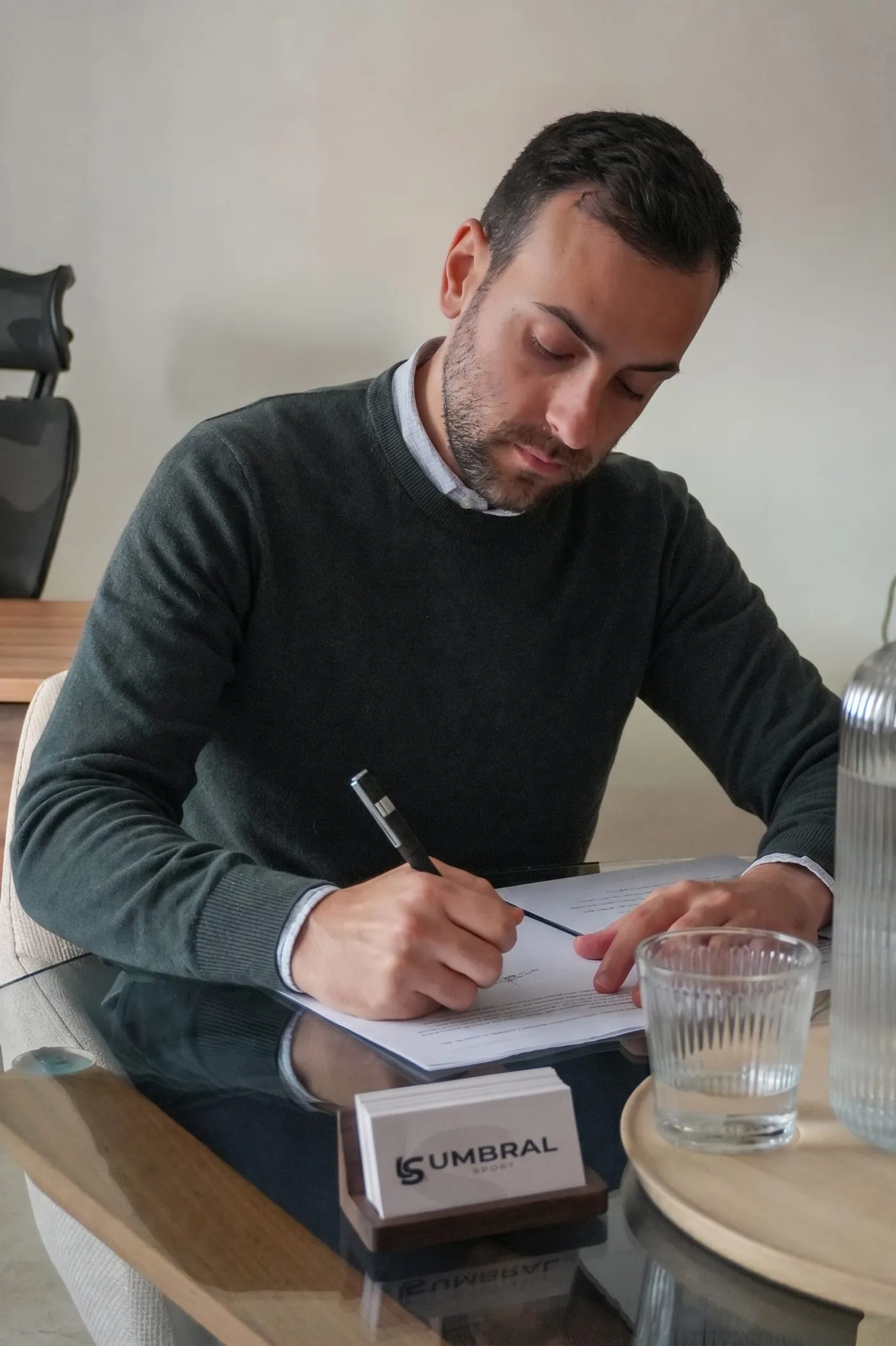 Alejandro Company Valcárcel firmando un contrato